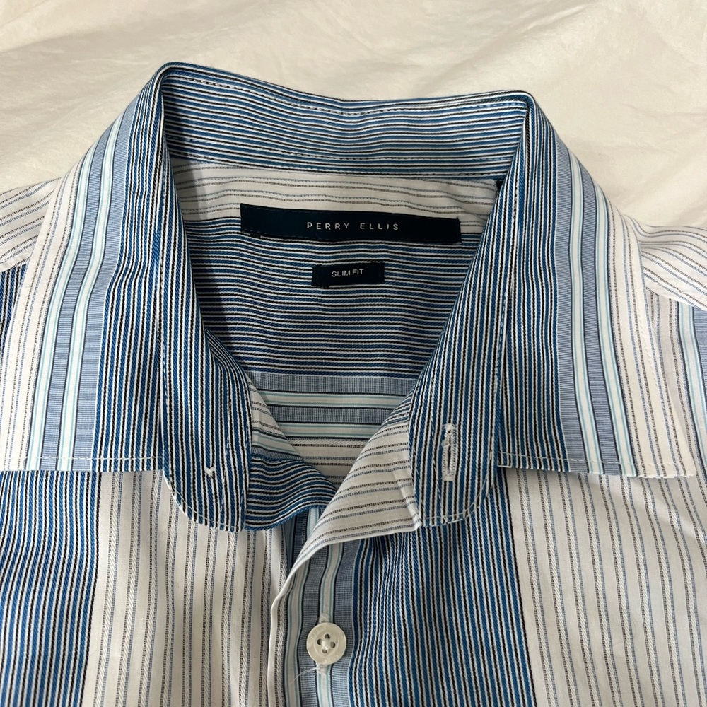 Mens Perry Ellis button down short sleeve shirt. Size small.
